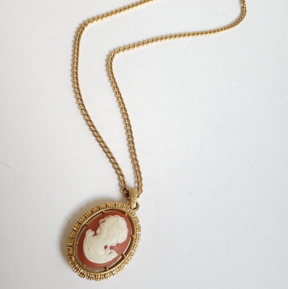 Jewelry - Pretty cameo necklace
